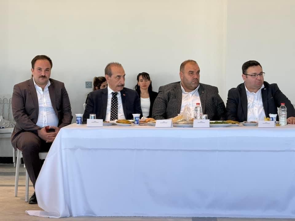 Şanlıurfa'mızda kıymetli Şenyaşar ve Yıldız ailelerinin barış yemeğine katıldık. 

Barışa vesile olan herkese teşekkür ediyor; örnek duruş sergileyerek barıştan yana olan ailelere de hayırlı olmasını diliyorum.