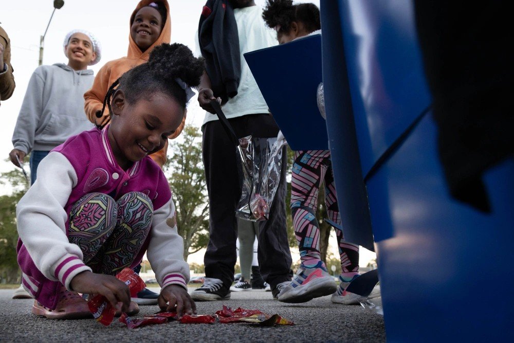 iimefmarines's tweet image. Children collect candy from costumed Marines during the @26MEU's Halloween-themed Trunk-or-Treat event at Camp Lejeune, North Carolina. 

📸 Lance Cpl. Osmar VasquezHernandez 

@USMC | @DeptofDefense 

#26meu #iimef #halloween #marines