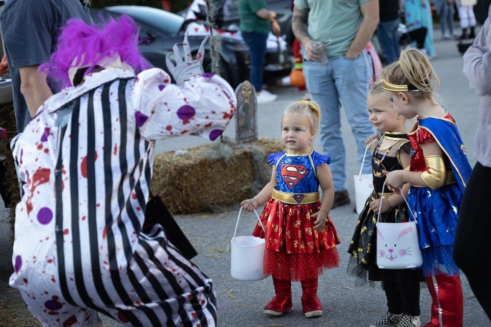 iimefmarines's tweet image. Children collect candy from costumed Marines during the @26MEU's Halloween-themed Trunk-or-Treat event at Camp Lejeune, North Carolina. 

📸 Lance Cpl. Osmar VasquezHernandez 

@USMC | @DeptofDefense 

#26meu #iimef #halloween #marines