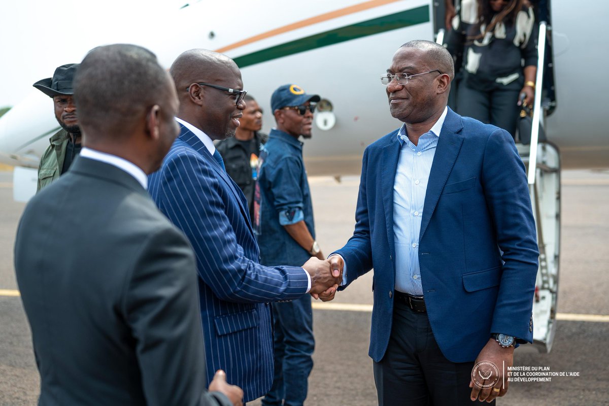 PlanRdc's tweet photo. 27.10.2024 | Lubumbashi-RDC
Forum sur le Climat des Affaires 

Le VPM, Ministre du Plan & CAD @GuylainNyembo, est arrivé à Lubumbashi, accueilli par plusieurs officiels, dont le Gouverneur du Haut-Katanga, @JacquesKyabula, et le Directeur Général a.i. de l’ANAPI, M. Tshibangu.

Pour rappel, le VPM Guylain NYEMBO marque sa présence à Lubumbashi en vue de lancer les travaux du forum sur le Climat des Affaires, prévus du 28 au 31 octobre à l’hôtel Karavia (Pullman). Cet événement rassemblera les 26 gouverneurs de province ainsi que de nombreux acteurs économiques autour des enjeux et perspectives du climat des affaires en RDC, sous la coordination de l’ANAPI.

#MinistèreDuPlan_CAD
#ClimatDesAffaires
#Haut_Katanga