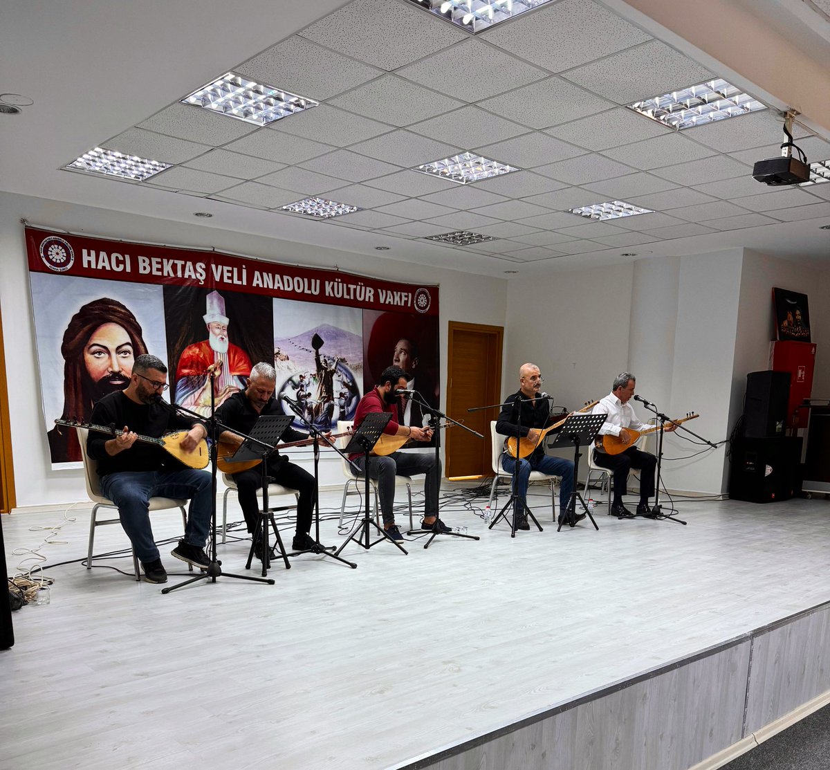 akincemal's tweet photo. 📍Çukurova 

Hacı Bektaşi Veli Anadolu Kültür Vakfı’nın Düzenlediği “Teller ve Nefesler” Adlı Programa Katıldık. Ozanlarımız, Müzikleriyle ve Sözleriyle Toplumsal Birliğe Katkıda Bulunuyor.

Bu Tür Etkinlikler, Kültürel Zenginliğimizi Artırırken, Hoşgörü ve Diyalog Ortamını da Güçlendiriyor. Unutmayalım ki, Ortak Değerler Üzerinde Yükselen Bir Toplum, Geleceğe Daha Sağlam Adımlarla Yürür.

@omerrcelik @erkankandemir @KaramikSunay @abdullahdogru01 @farukaytek @ozangulacti