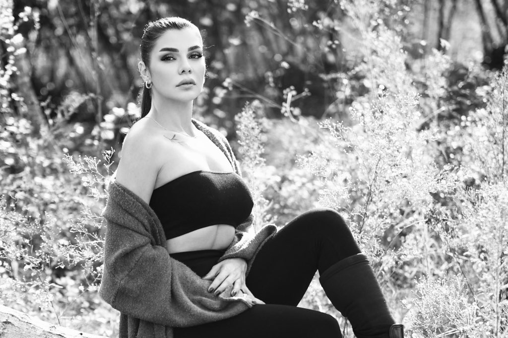 didemgercekk's tweet photo. “Makas” için geri sayım başladı!😎✨🎶
#didemgerçek #makas #yenişarkı #klip #backstage #yakında https://t.co/gF2k4YLnFk