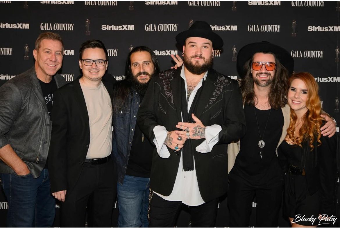 Justin Legacy et son équipe sur le tapis rouge du 11e Gala Country. 🎶 

Manquait juste JoFresh prise dans le traffic 😝

linktr.ee/justinlegacy