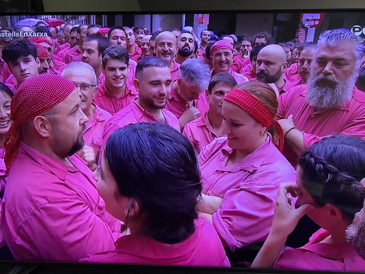 xuyeta's tweet photo. Perdoneu, pro avui estic profundament orgullosa de la @crispetu2 !!!! Acaba de fer el puto pd8fm a baixos i s’el mereix com ningú!! T’estimo Cris 💚🩷 #castells https://t.co/Of3obzMdWt