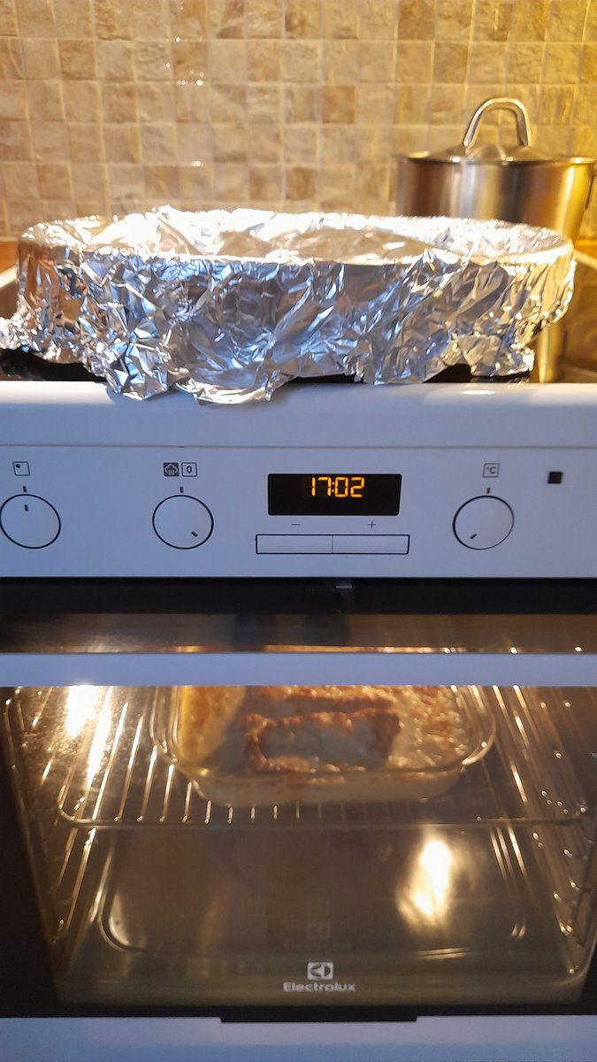 SwedishGamester's tweet photo. Mom has set the #DinnerTable beautifully and we got the #food cooking! Hopefully it will taste great! 🙂 https://t.co/zFeiBVT1tj