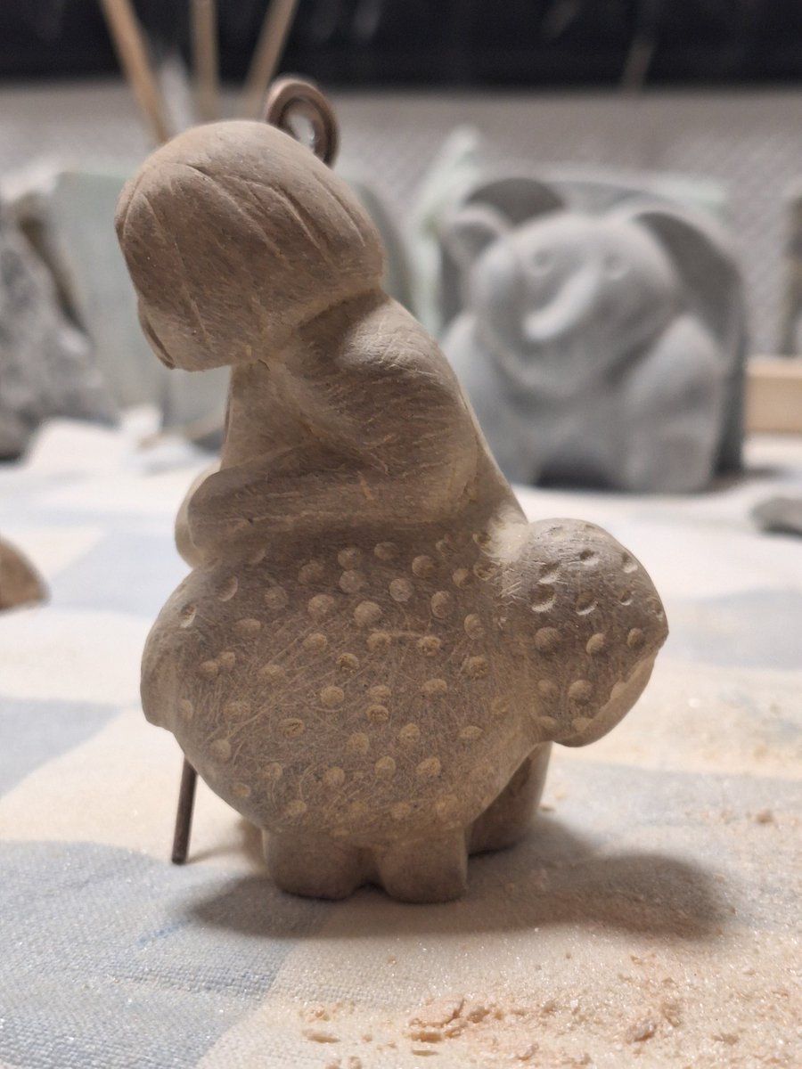 Die erste Figur für die neue Krippe, Hirte mit Schaf.