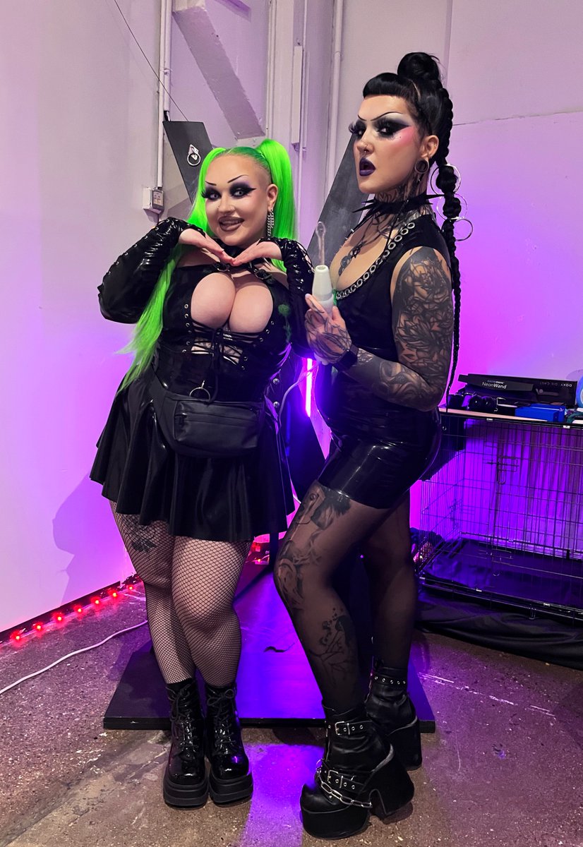Sexhibition 2024 was amazing ❤️
Had a pleasure of helping the amazing dommes of <a href="/StudioVenomFI/">Studio Venom</a> at their booth and participate on some demos with @Miss_Evilia ❤️ in photos with us <a href="/TuhmaaSokeria/">Tuhmaa Sokeria</a> too 😍❤️

Thank you all who came to say hi to us! #sexhibition #sexhibition2024