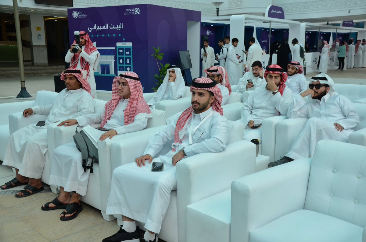 CCSIT_KFU's tweet photo. 📌 ضمن فعاليات #نبه_2024، قدمت م. العنود القويزاني ورشة عمل بعنوان “دليل الشهادات المهنية" .

 🖇️حيث استعرضت أنواع الشهادات المتاحة في مجال الأمن السيبراني وأهميتها في تعزيز المهارات المهنية✨.

#شهر_التوعية_بالأمن_السيبراني
#لا_تفتح_مجال
#أخبار_كفو https://t.co/KdC9iGGKmB