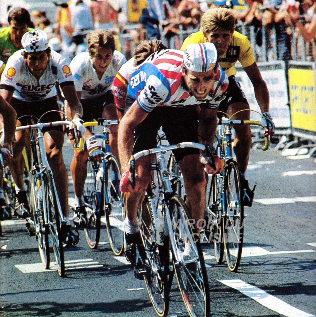 Miroir2Cyclisme's tweet photo. Sean Kelly lance le sprint du peloton à l'arrivée à Rodez de la 13ème étape (*) du Tour 1984. Dans sa roue on reconnait (de gauche à droite) Frank Hoste 🟢, Pascal Simon, Greg LeMond ⚪️& Vincent Barteau 🟡
(*) A confirmer
📸 MC
#seankelly #vincentbarteau #greglemond #pascalsimon #frankhoste #TDF #tdf1984 #cyclisme #cycling #ciclismo
