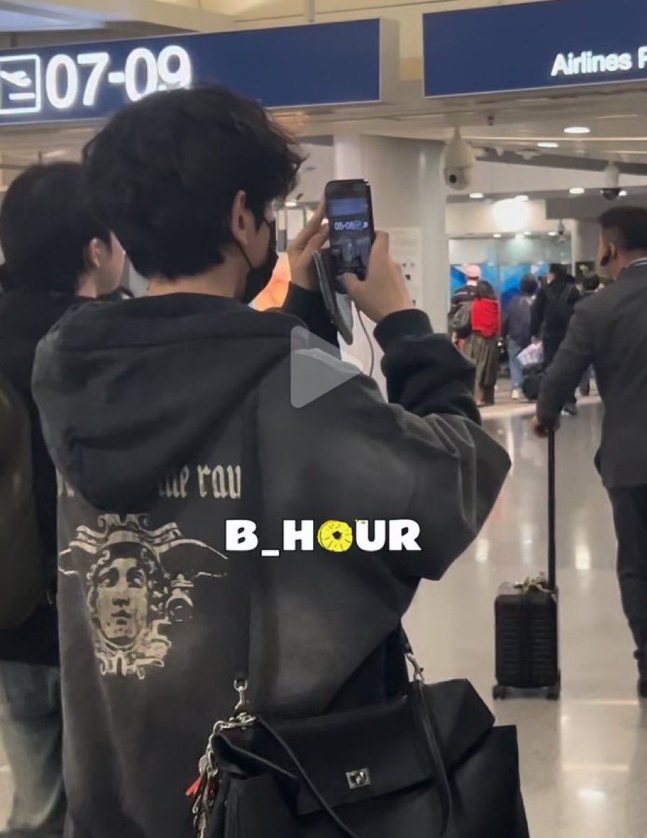 Luvbbu__BH's tweet photo. 아 백현이 귀여워 05-06 발견해서 사진 찍었대 ㅋㅋㅋㅋㅋㅋㅋㅋㅋㅋㅋㅋㅋ 아ㅏ아ㅏ😘😘 https://t.co/l7rHi29HSI