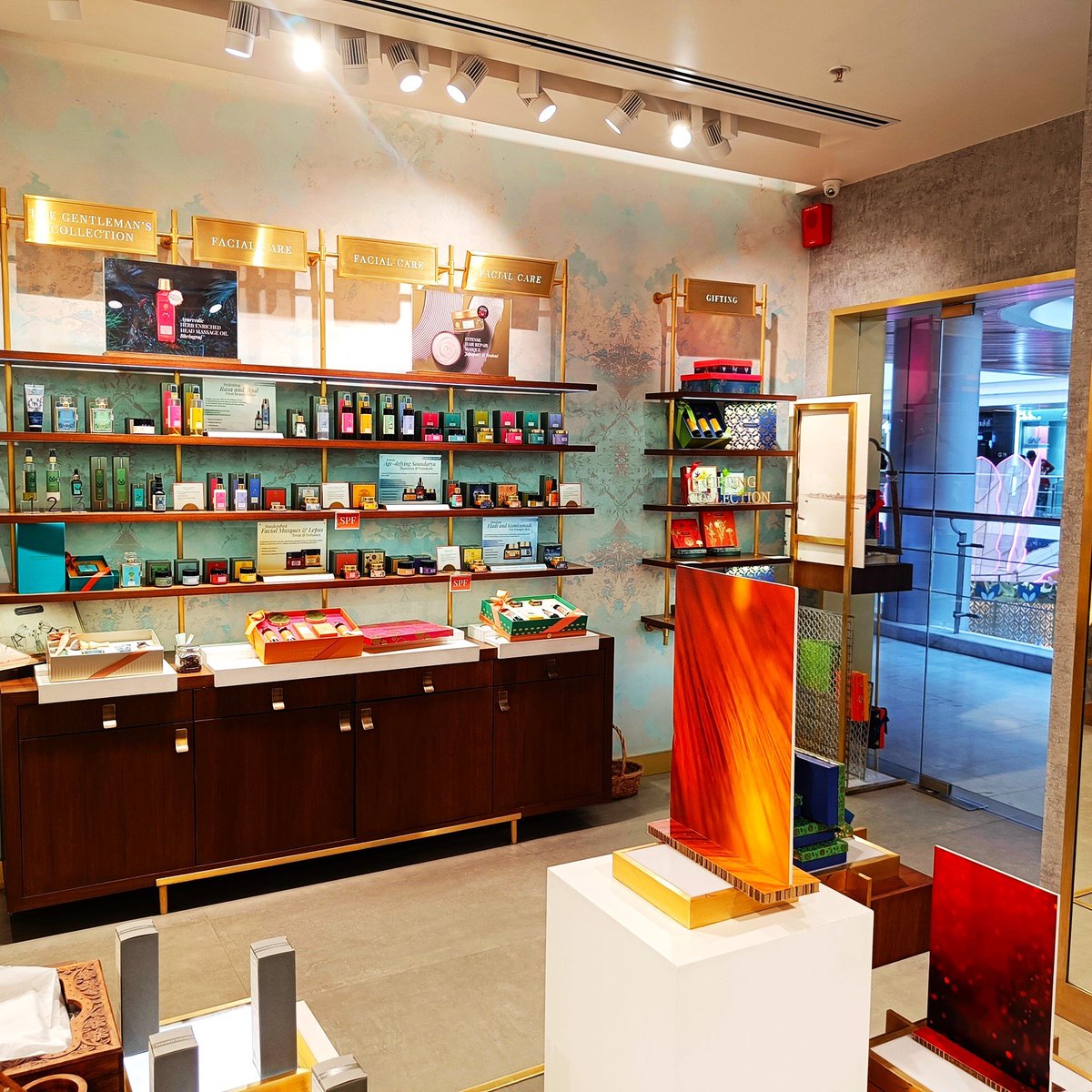 BrookefieldsCBE's tweet image. Gift your loved ones Luxurious Ayurveda with #ForestEssentials at Brookefields! 🌿✨ Surprise them with curated hampers or add a personal touch with customizations. Visit the store at Ground Floor, Brookefields &amp;amp; celebrate Diwali with the glow of pure joy! ✨ #DiwaliGifting