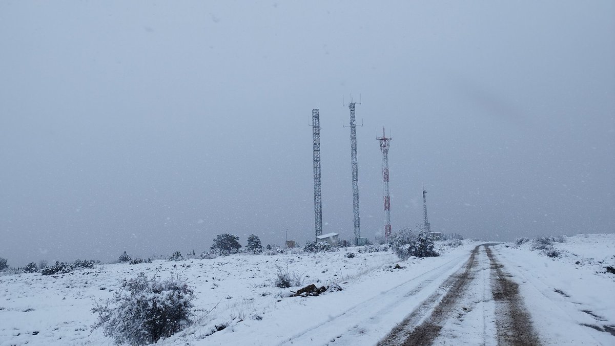 PJ2V's tweet photo. Primeras nieves en #Mosqueruela 
#eltiempo #nieve #snow #gudarjavalambre #aragon #dana #frio #montaña #vidarural #teruel https://t.co/nifVtqZhq2