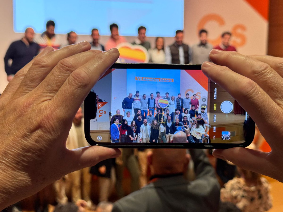 CSManuelrr's tweet photo. Los @jovenesCs también hemos tenido una gran representación en esta #VIIAsambleaGeneral de @CiudadanosCs 🙌
Último día y como broche final a la Asamblea, elección del consejo general 🧡
#CompromisariosCS #CambiemosElFuturo https://t.co/P4pQNTA4Ud