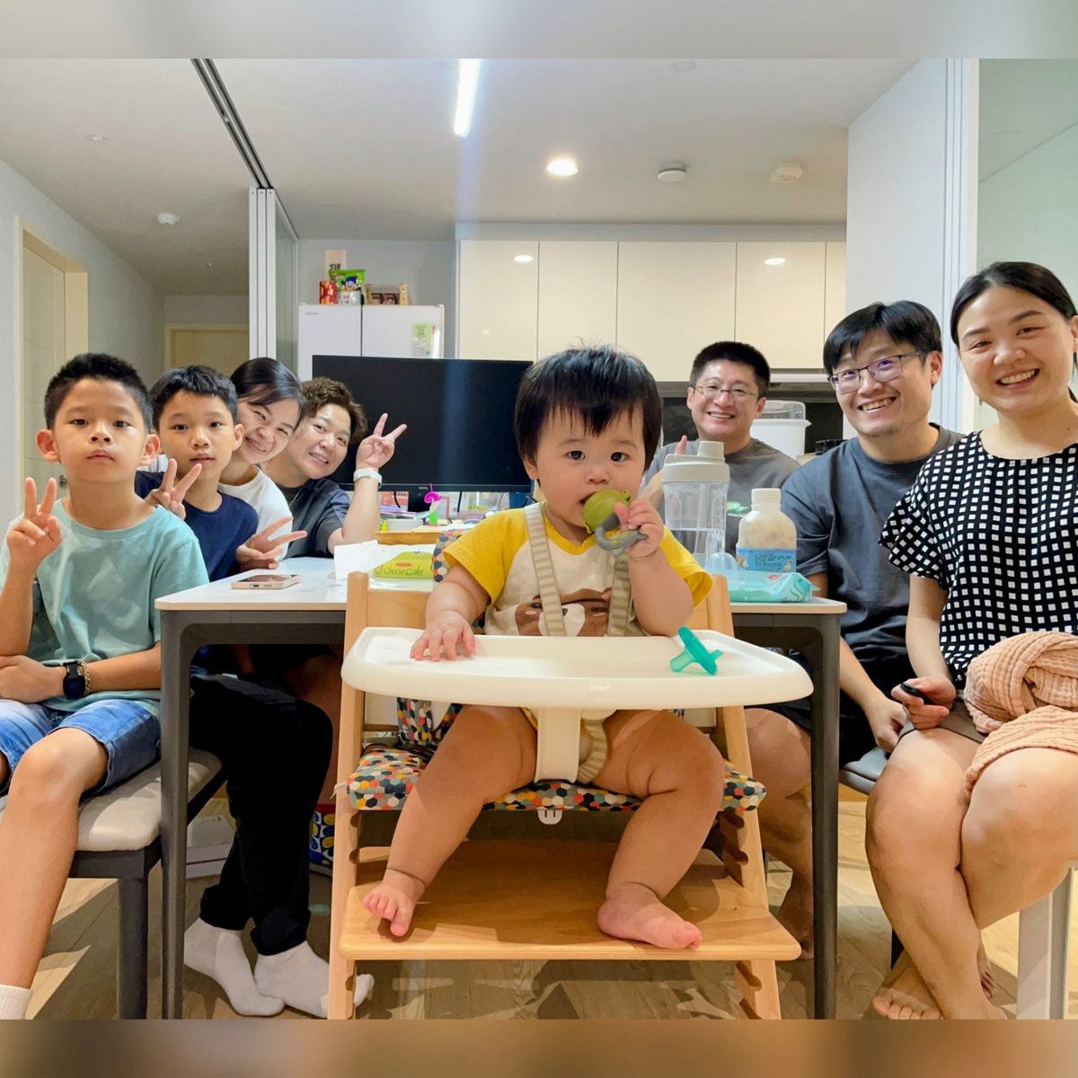 把朋友家當自己家的自在
　
今年的時間默默的來到10月底，屬於Robert跟Lydian生日的日子，這次在他們家慶祝，但說是慶生其實就是大家一起聚會聊天，JJ進門前就說腸胃不舒服，我在進門沒多久就開始放空，一種當自己家的放鬆和自在，人生有這樣的朋友真的很棒