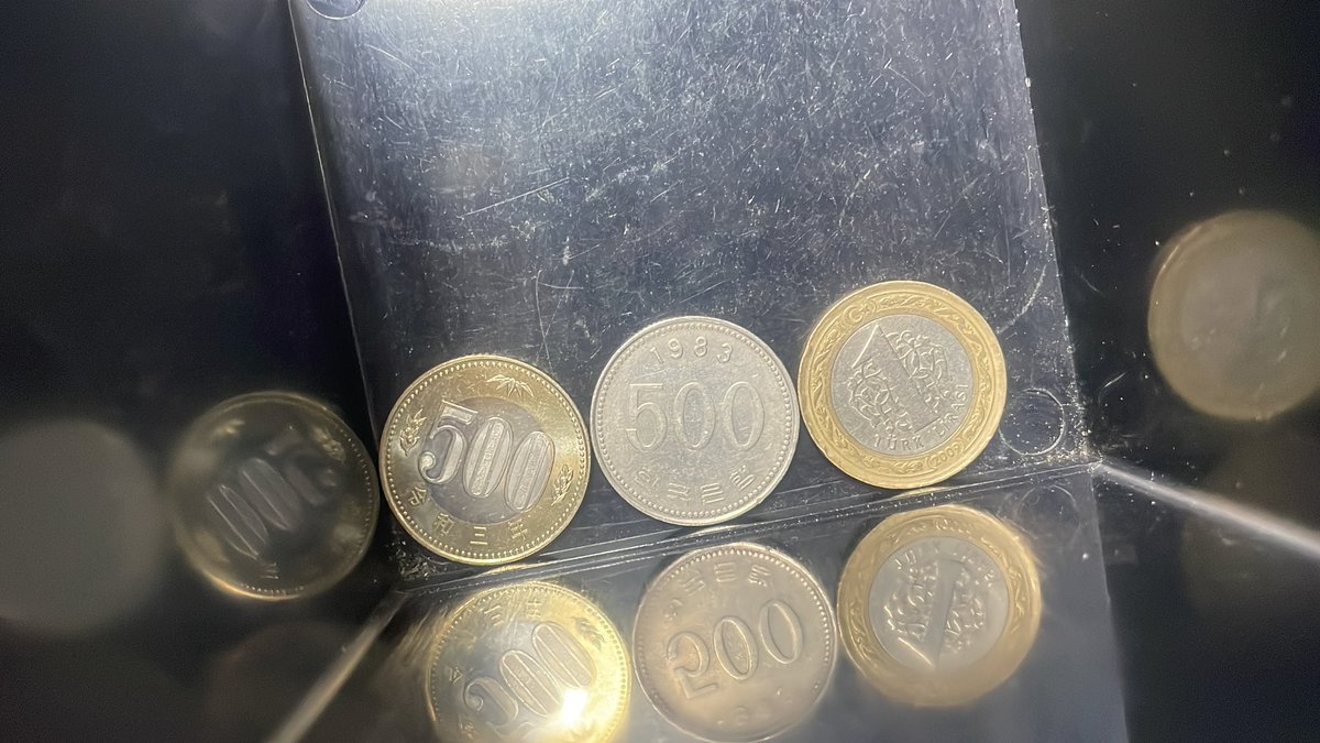 うちのガチャは500円玉専用機なんですが 何故か他国の通貨が紛れ込んでますね ウォンにリラ グローバルになって来ました マジで辞めてください