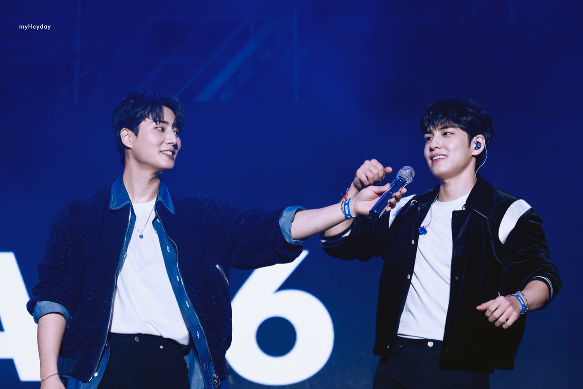 days_be_there's tweet photo. 241026 GMF 그민페

신난 필이 마이크 대주는 영현이🎤

#데이식스 #영케이 #원필 
#DAY6 #YoungK #WONPIL https://t.co/VfsDN5akwZ