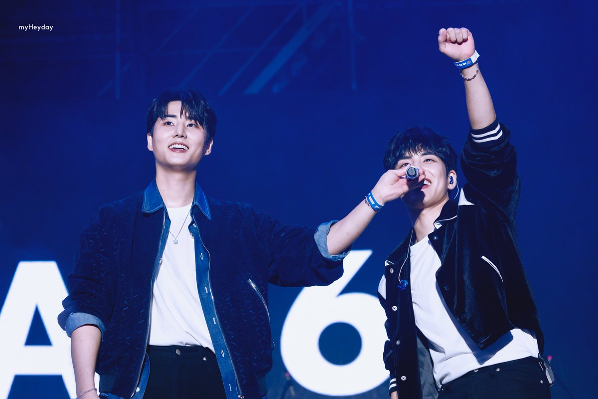 days_be_there's tweet photo. 241026 GMF 그민페

신난 필이 마이크 대주는 영현이🎤

#데이식스 #영케이 #원필 
#DAY6 #YoungK #WONPIL https://t.co/VfsDN5akwZ