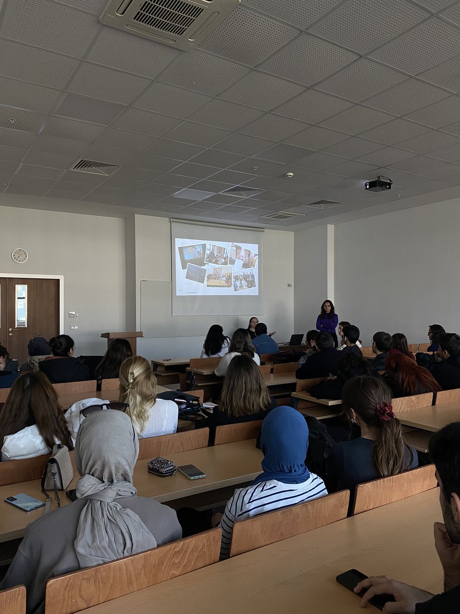 EPSA İletişim Sekreterimiz Zeynep Lafcı, kongreler ve EPSA’nın işleyişinden bahsederken, Twinnet Koordinatörümüz Handan Taşkıran ise Twinnet projesi ve başvuru süreçleri ile ilgili bilgiler paylaştı.✈️

Sunuma katıldığınız ve yoğun ilginiz için teşekkür ederiz! 🤍

#staywithMUPSA