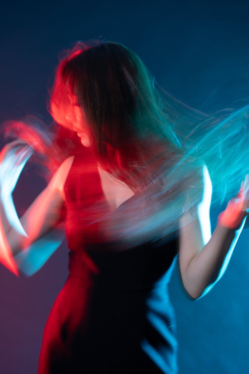 「こんな感じでLEDとストロボを使った軌跡を残す撮影方法で太刀筋を表現したいと思っ」|おうぐのイラスト