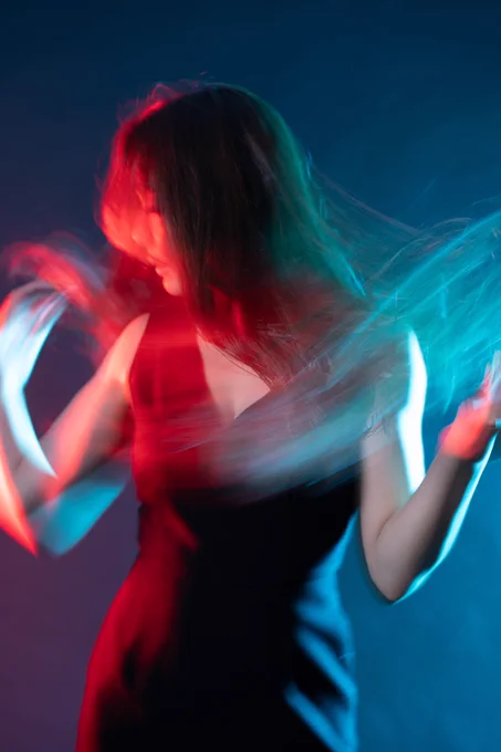こんな感じでLEDとストロボを使った軌跡を残す撮影方法で太刀筋を表現したいと思っている次第です