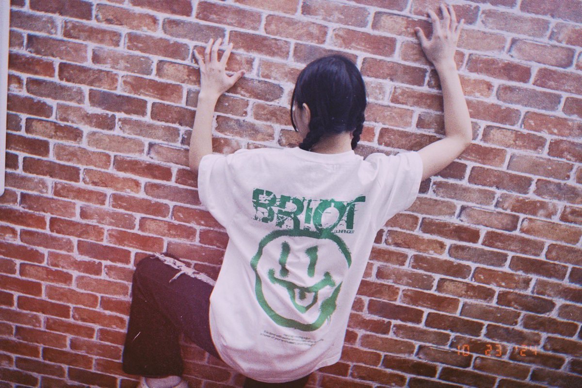 BratRiotGirls's tweet photo. ☀️コラボTシャツは本日まで！☀️
GUNFINGER✖︎BR!OTコラボTの販売は本日23:59までとなっております！

https://t.co/uZfJWad8r2

是非手に入れてお揃いで着こなしましょう！ https://t.co/osmcCEfI1i