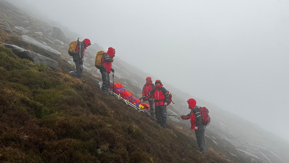arranMRT's tweet photo. ❌CALLOUT❌

Callout for an injured walker, in worsening conditions near the summit of Goatfell.
 The casualty received treatment before being stretched to our argo cat. Then evacuated to an ambulance and onto hospital. 

#Volunteers #arran #isleofarran #VolunteeringToSaveLives https://t.co/swEGVU3om5