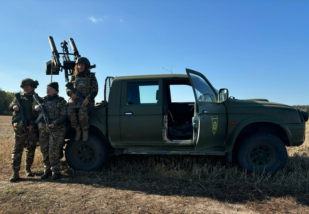 Je jich 93, všechny jsou ženy a pomáhají chránit nebe kolem Kyjeva. Natáčení s Čarodějnicemi z Buči ukazuje nelehkou situaci 🇺🇦protivzdušné obrany. Chybějící muže nahrazují dobrovolnice vybavené zastaralou technikou a těžkými vestami. Brzy reportáž pro Události <a href="/CT24zive/">ČT24</a>