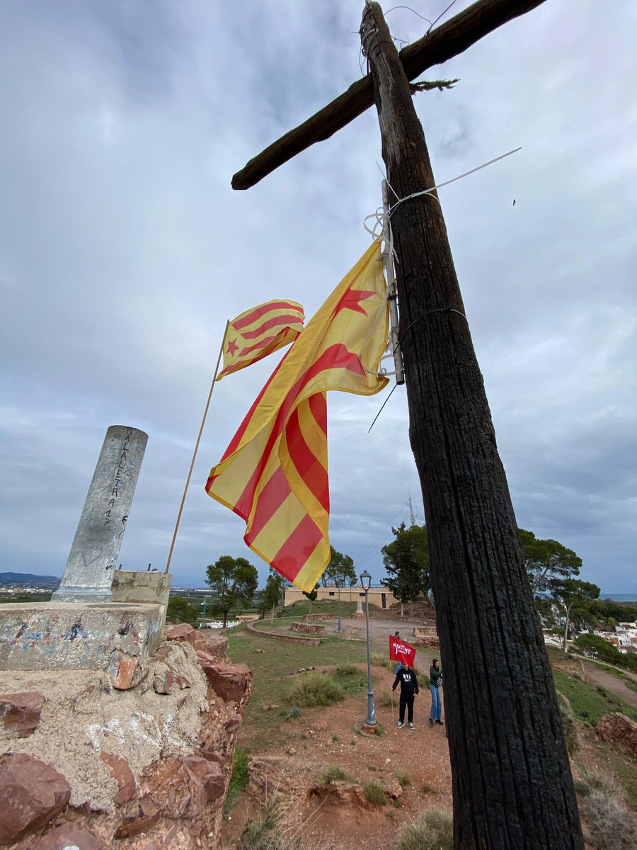 Pauliu17's tweet photo. Malgrat la pluja, el fang i el soroll hui hem estat a la Muntanyeta de la Patada, el pes de la història i la responsabilitat amb el país no ens permetia no ser-hi.

Tornarem més forts, per alliberar el nostre país 

Visca l'Aplec del Puig ✊🏼 https://t.co/Xh2aUR9qn7