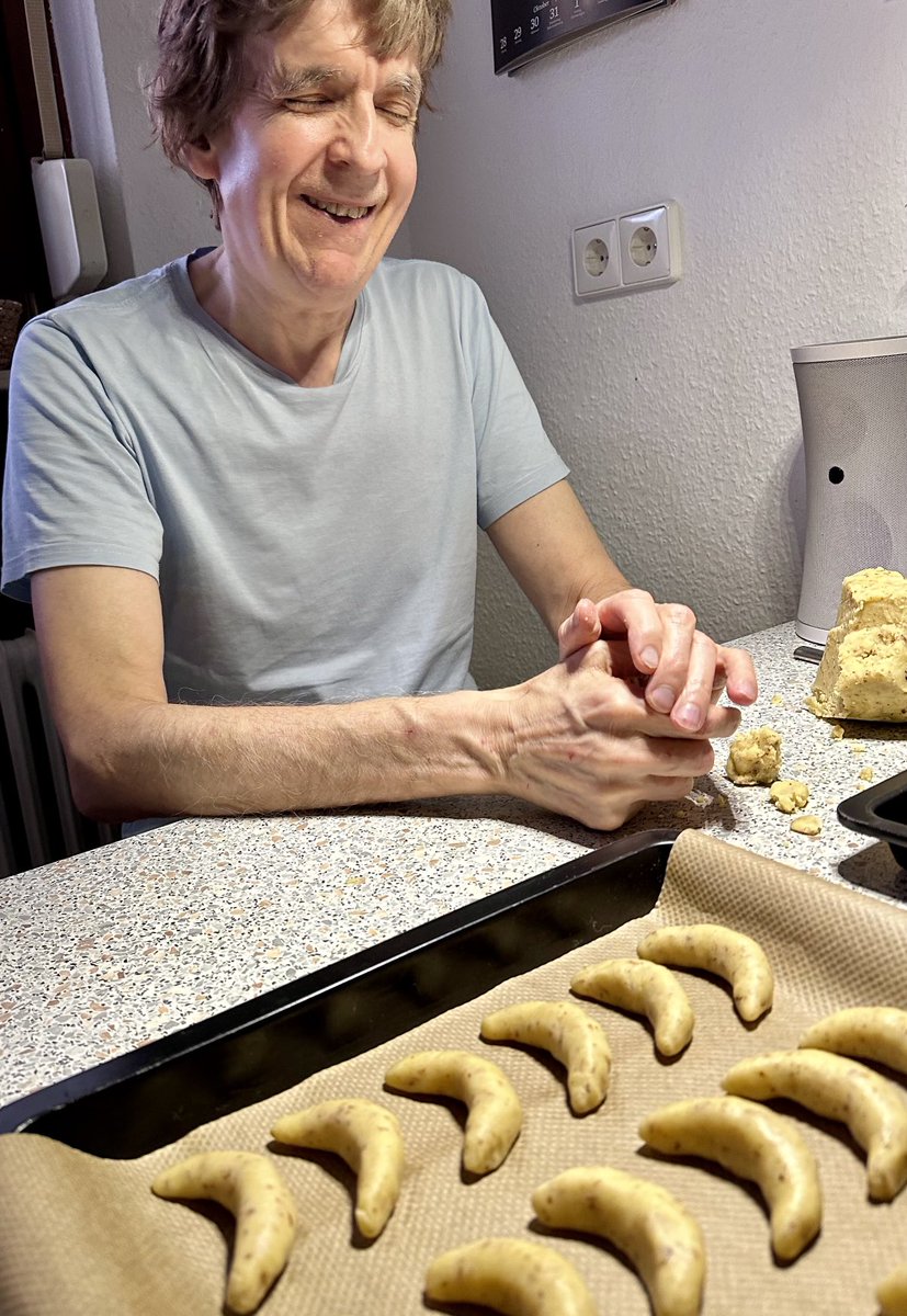KalleHD's tweet photo. Heute morgen ging es weiter #vanillekipferl #backwahn https://t.co/kKUHImWp4O