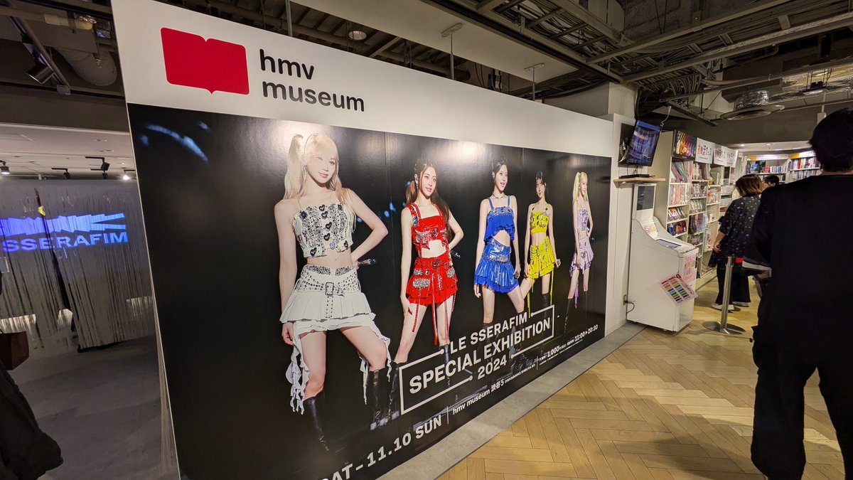 blue_flame1234's tweet photo. LE SSERAFIM SPECIAL EXHIBITION 2024に行きました！写真撮れるところ少なかったけど、ライブの記憶フラッシュバックできた！笑
本物の衣装も見れて満足✌️グッズは缶バッチ買ったらサマーズ！入場特典も缶バッジもチェウォン引けて嬉しい😭
#LE_SSERAFIM
#FEARNADA_JAPAN
#LE_SSERAFIM_EXHIBITION https://t.co/K2u9pLv1b5