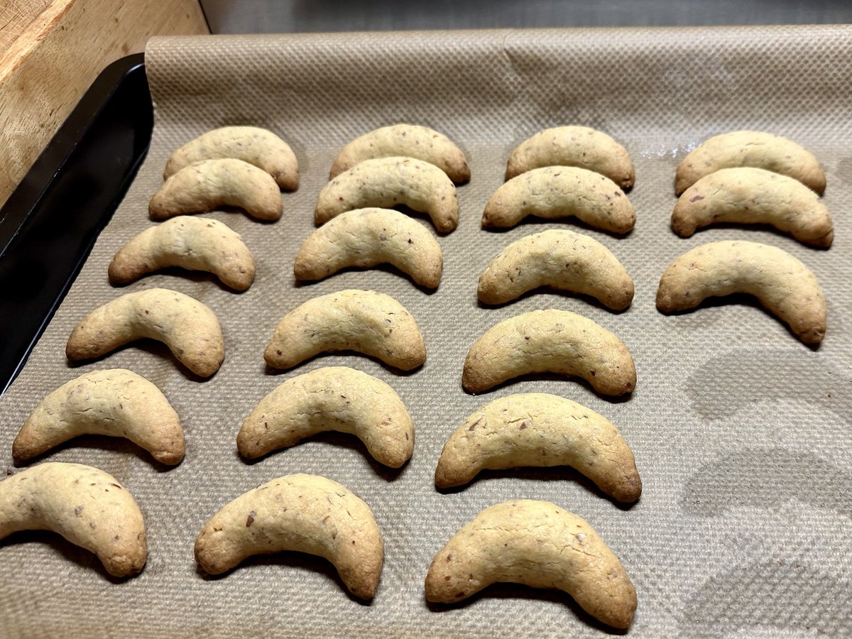 KalleHD's tweet photo. Heute morgen ging es weiter #vanillekipferl #backwahn https://t.co/kKUHImWp4O