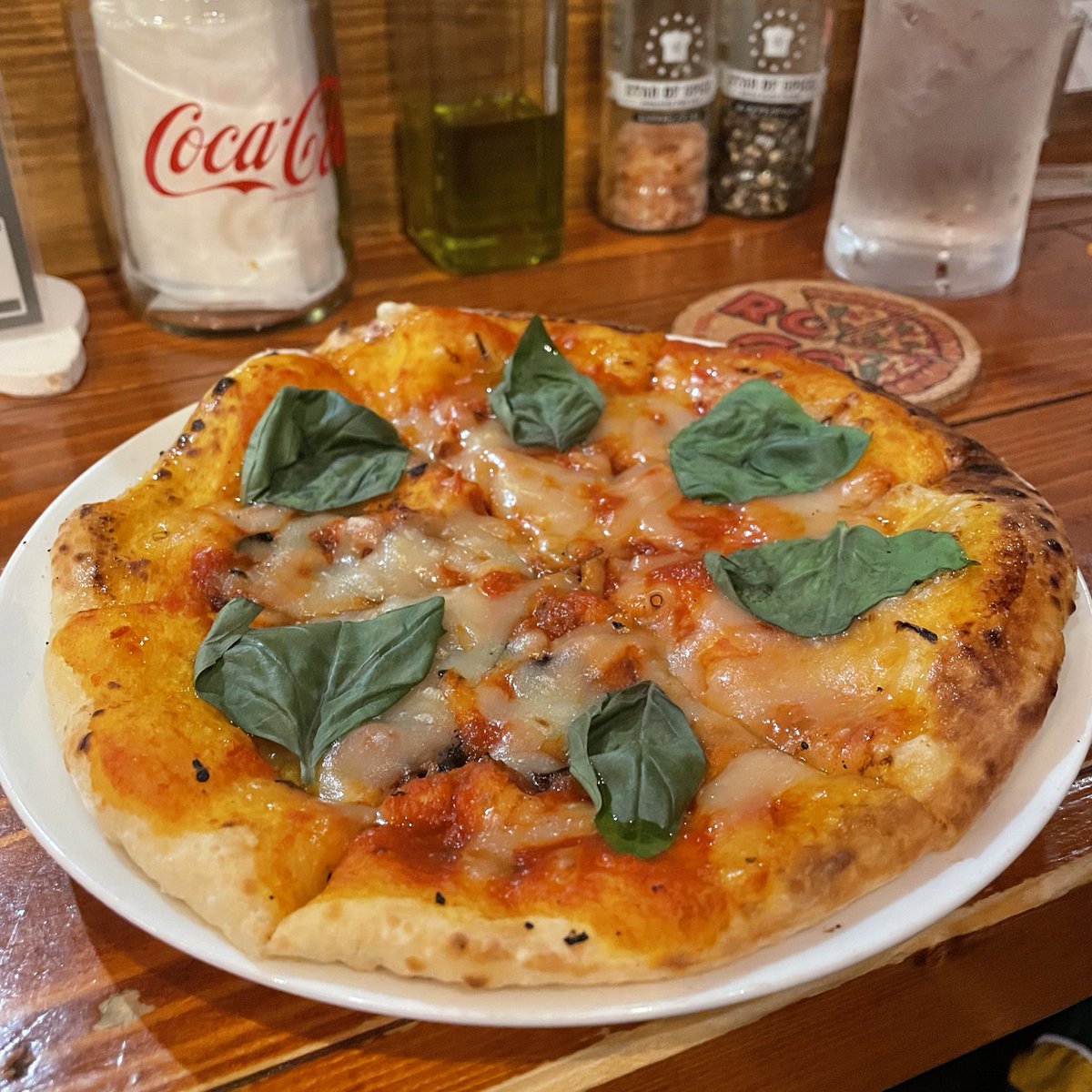pumi93k's tweet photo. トレーニングからのピザ🍕はとても美味しい事を知った1日✨️

写真だけだとどれがヴィーガンピザか分かるまい…(｀･ω･)

 #RoCoなんば #pizzabar  #ピザ
 #イリーちゃん可愛い
 #明日は筋肉痛 https://t.co/Yu6jlv5iFw