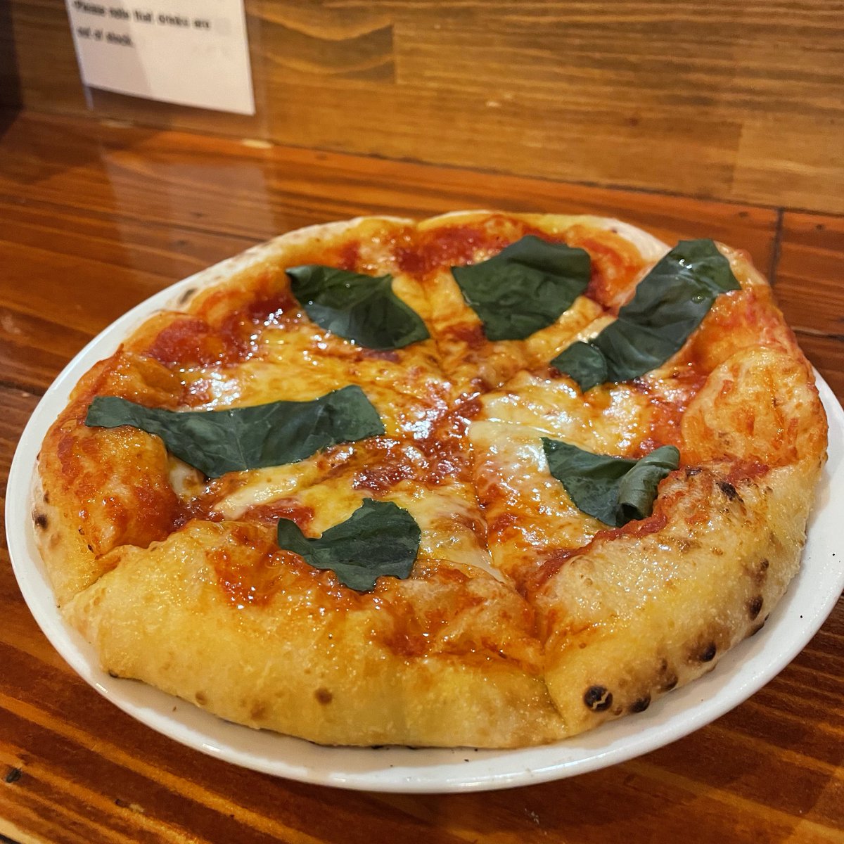 pumi93k's tweet photo. トレーニングからのピザ🍕はとても美味しい事を知った1日✨️

写真だけだとどれがヴィーガンピザか分かるまい…(｀･ω･)

 #RoCoなんば #pizzabar  #ピザ
 #イリーちゃん可愛い
 #明日は筋肉痛 https://t.co/Yu6jlv5iFw