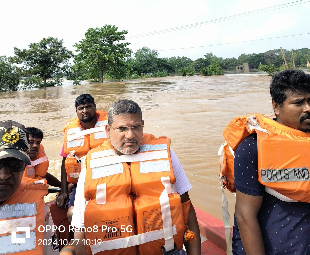 SwarupDas_Bls's tweet photo. #BalasoreFloods aftermath #CycloneDana
(27-10-24)
Visited #Baincha GP of #Balasore Sadar Block with #TeamBJD to meet the villagers & access the flood situation.
#BJDCares #NaveenCares #Flood #BJDDigitalWing #Odisha
@Naveen_Odisha @bjd_odisha @SriDebiMishra @prasana_acharya https://t.co/ycf30M5d8t