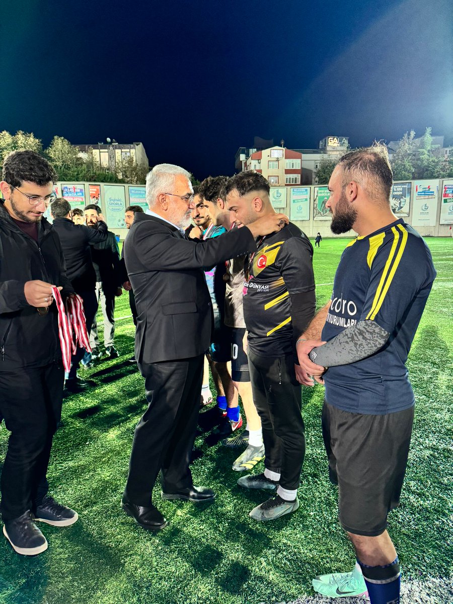 HurGenclik34's tweet photo. Gençlik ayı kapsamında devam eden futbol turnuvasının finalini Genel başkanımız Sn. @zyapicioglu katılımı ile gerçekleştirdik. Kazanan takımımızı tebrik ediyoruz. 
@eczmrtgnydn 
@HudaParGenclik 
@FarukDinc_ 
#GençlikveGazze https://t.co/oZF7u8da4q