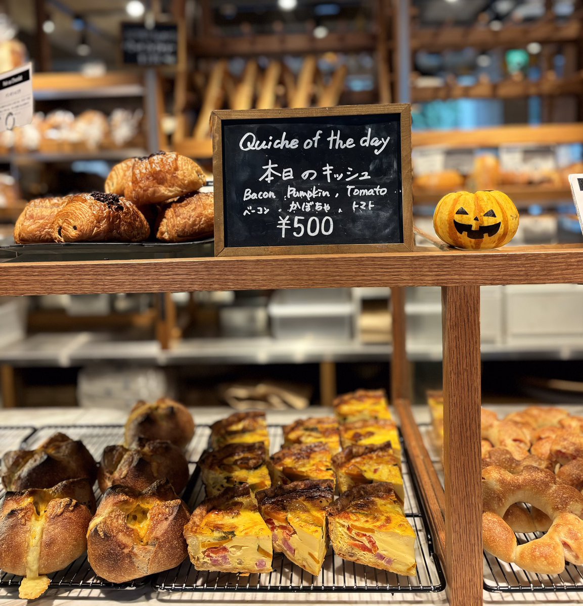 factory_kudan's tweet photo. FACTORYにジャック•オー•ランタンが登場しました🎃

店内にもかぼちゃやおばけが潜んでいるかも🫢👻

#市ヶ谷パン　#ハロウィン　#��ン屋 https://t.co/llW141T0jP