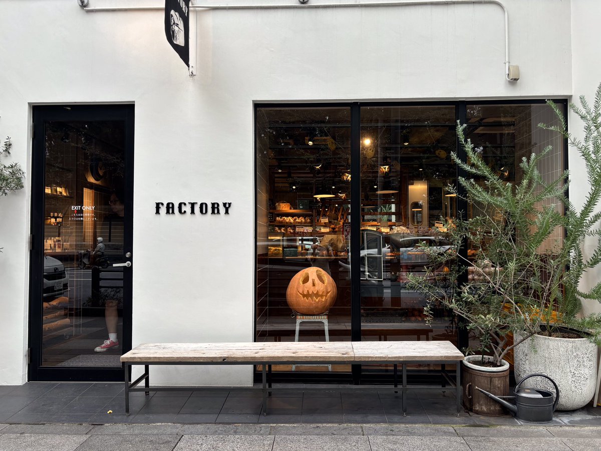 factory_kudan's tweet photo. FACTORYにジャック•オー•ランタンが登場しました🎃

店内にもかぼちゃやおばけが潜んでいるかも🫢👻

#市ヶ谷パン　#ハロウィン　#��ン屋 https://t.co/llW141T0jP