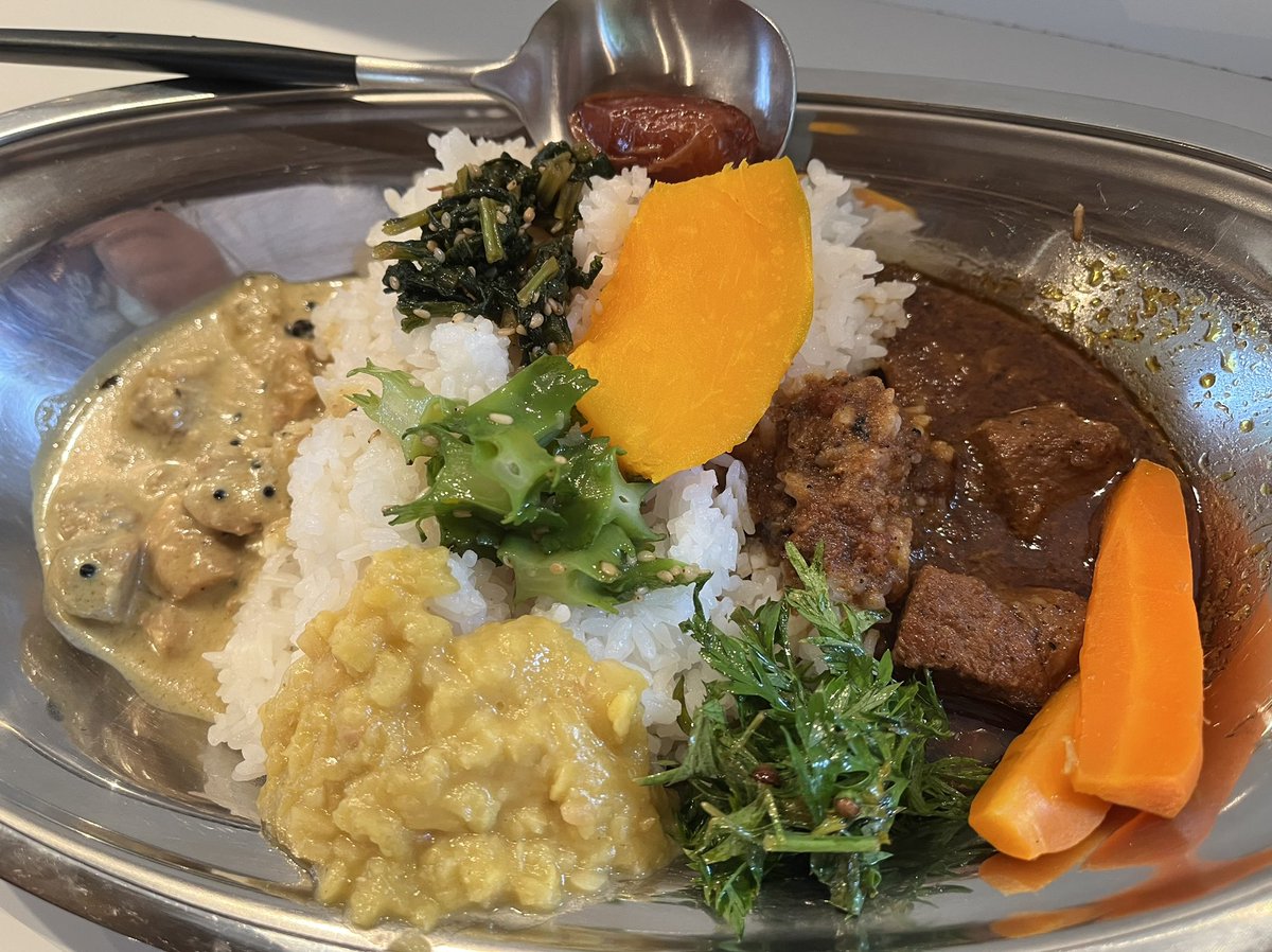 gXVw8enoX68UvcN's tweet photo. 農家が作るカレーのお店に行ってきました。メニューは日替わり3種盛のみ。ココナッツチキンはピリ甘、ポークビンダルーは酸っぱ爽やかでどちらも肉がほろほろ。そして流石、野菜が美味しい。豆カレーの豆はホクホクしてるし、四角豆や人参の葉っぱなんて嬉しい。トゥルシーTEAも良き。
#BushDoctor https://t.co/Hkwe25xWuz