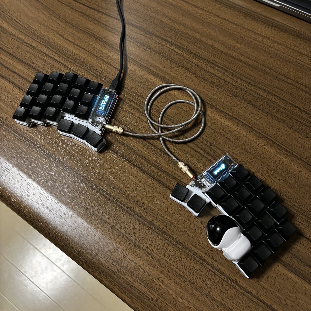 echo_taiji's tweet photo. プレートとOLEDカバーをヤスリかけてラックスプレーで塗ってみた！
初めての塗装でムラはありまくりだけど理想に近づいてきてる（ケース類は @training_kbd さんで購入）

←before | after→

#keyball https://t.co/Ph28v44to3