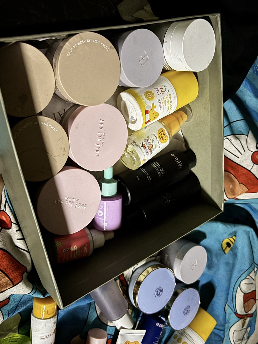 lovedbyl1ls's tweet photo. guyzz pls aku mau jualin make up skincare aku edisi bu! underprice aja yaah (dibawah harga asli)!! ada avoskin juga banyaak https://t.co/zeFUhLcQc1