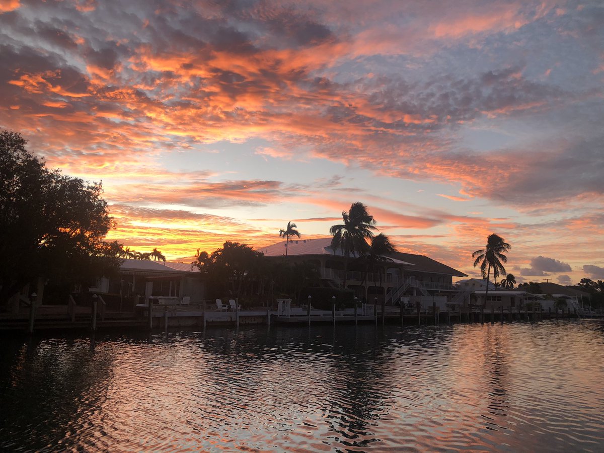 Sunrise in the Florida Keys
#welcometoparadise
#holidays 
#aaaaaaandrelaaaaaax