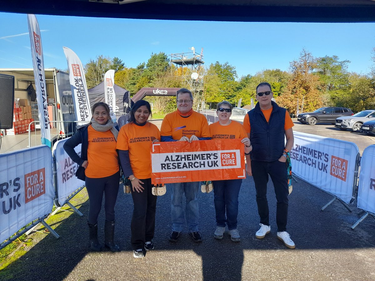 AndrewCornwall5's tweet photo. Surprisingly warm sunny day out @ukcyclingevents Kent Classic 24 @LingfieldPark So different to last year! 🌬 🚴🌦🚴‍♀️🌪🚴‍♂️⛈️

@AlzResearchUK #volunteers handing out medals🏅 energy bars &amp; beers. I'm on the beers🤣

@ARUKscientist
#Dementia #Research #ForACure 🍊 #AlzheimersDisease https://t.co/1HV6Tptxkr