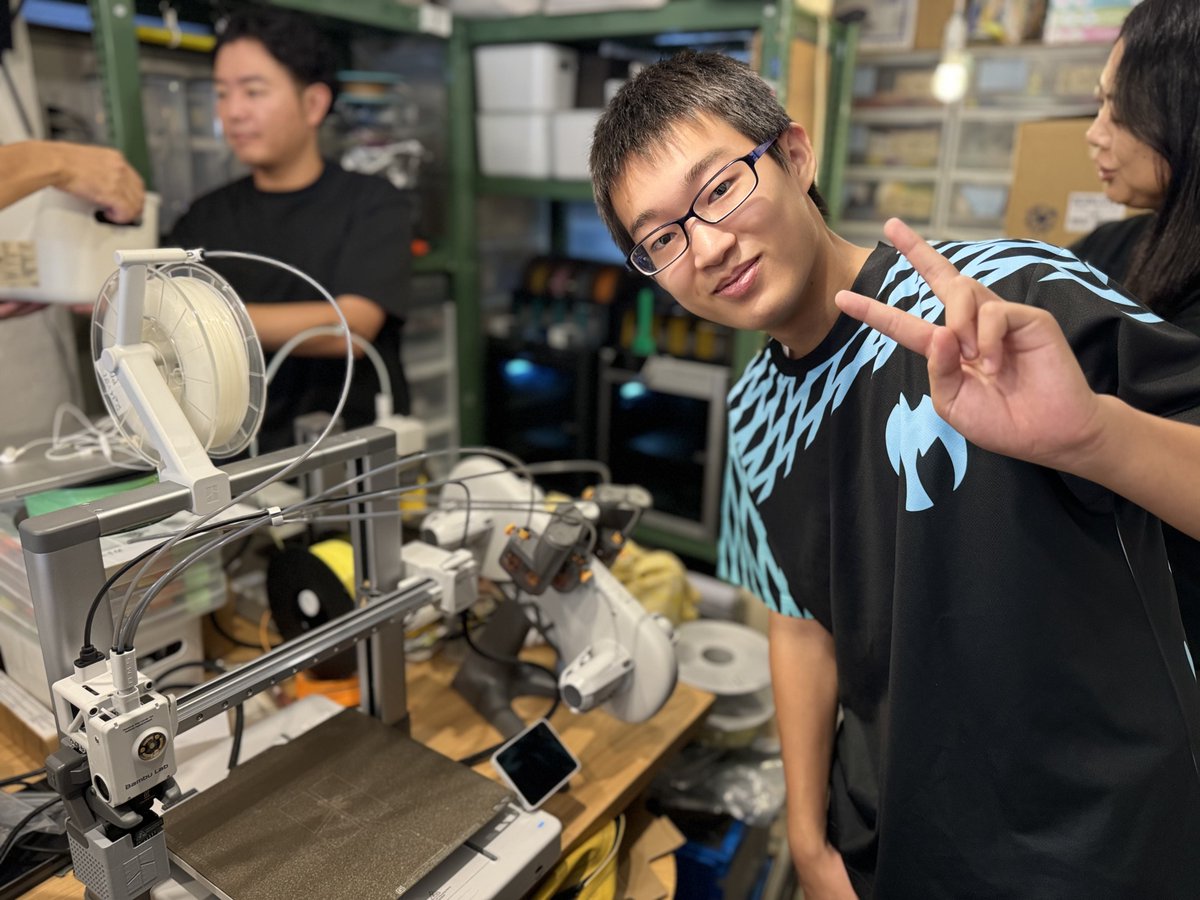 _HayabusaRacing's tweet photo. Fab Lab 品川さん (@FablabShinagawa) が活動場所を提供してくれるとのことですます！
活動場所や3Dプリンターに困っていた我々としても本当に助かります！
なんと Bambu Lab の 3D プリンター全機種揃っているという驚愕の事実！

#f1inschools #f1is #f1 #japan #hayabusaracing #起業 #世界一 https://t.co/nzrDPh9W62