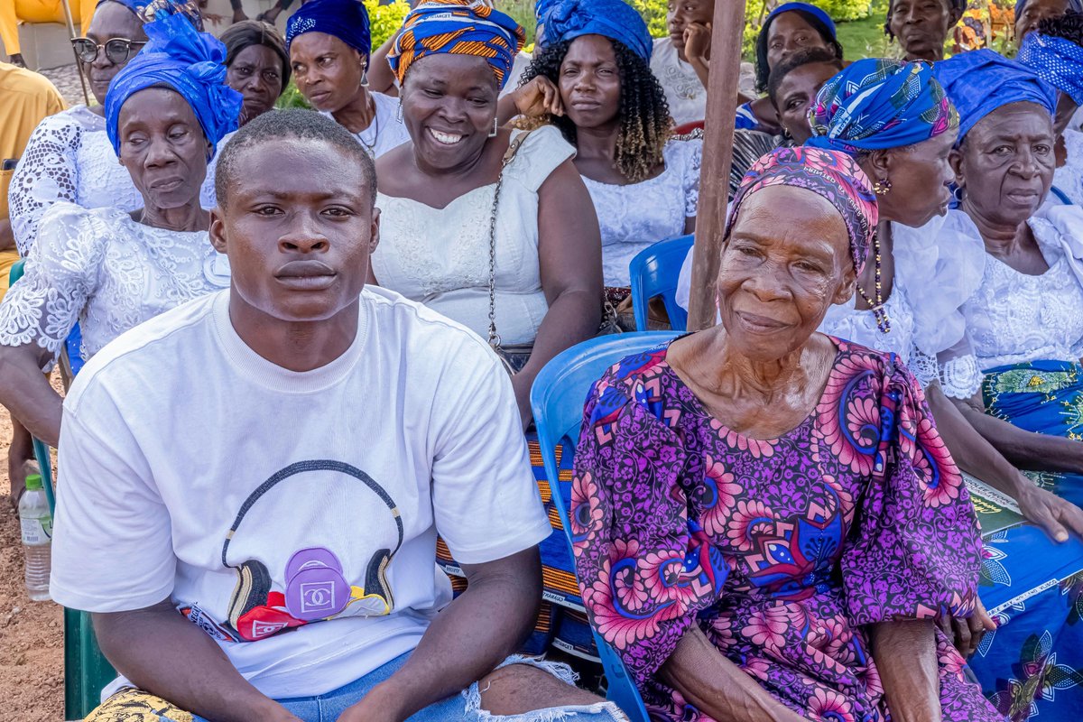 PriscillaOtti's tweet photo. Last weekend, I was in Umuezagwu Community, Ibeku, Umuahia North Local Government Area, where I commissioned two significant projects executed by the Deputy Speaker of the 8th Abia State House of Assembly, Hon. Austin Okezie Meregini, representing Umuahia East State Constituency.

I sincerely commended him for the two projects—a two-bedroom apartment for a widow and a solar energy-powered borehole for the community.The two-bedroom apartment, heralds a fresh start and new beginning for the widow.

I charged the people of the community to ensure and prioritize proper management and maintenance of the borehole which is the first solar energy-powered borehole in the community and guard it against destruction or vandalization with a deep sense of responsibility due to its numerous benefits to the people.

I encourage individuals and organizations to prioritize the development of our communities through volunteerism, community engagement, skill-sharing, advocacy, financial contributions, leadership, and provision of infrastructure.