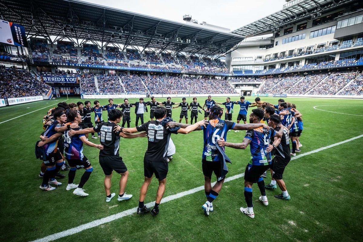 tsy344's tweet photo. 圧倒的なホームのパワー💪

スタジアムとサポーター選手の融合‼️

今年は無敗で突き進もう‼️

#vvaren https://t.co/8FORlVD33Y