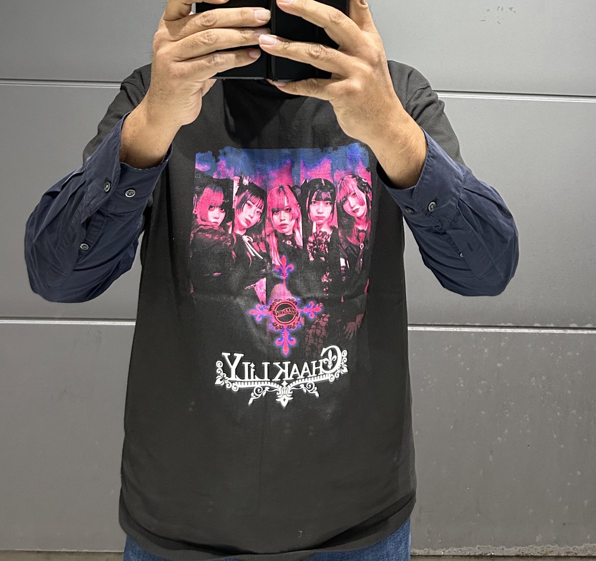sokken3's tweet photo. 先日HOLLOW SHADE解散ライブ見てきました。
嘉紀氏がCHAAKLiLYに楽曲提供してくれた縁でホロシェを知ったのでCHAAKLiLYのTシャツで参戦して最後を見届けてきました。
#HOLLOWSHADE https://t.co/5ngv9ti2kC