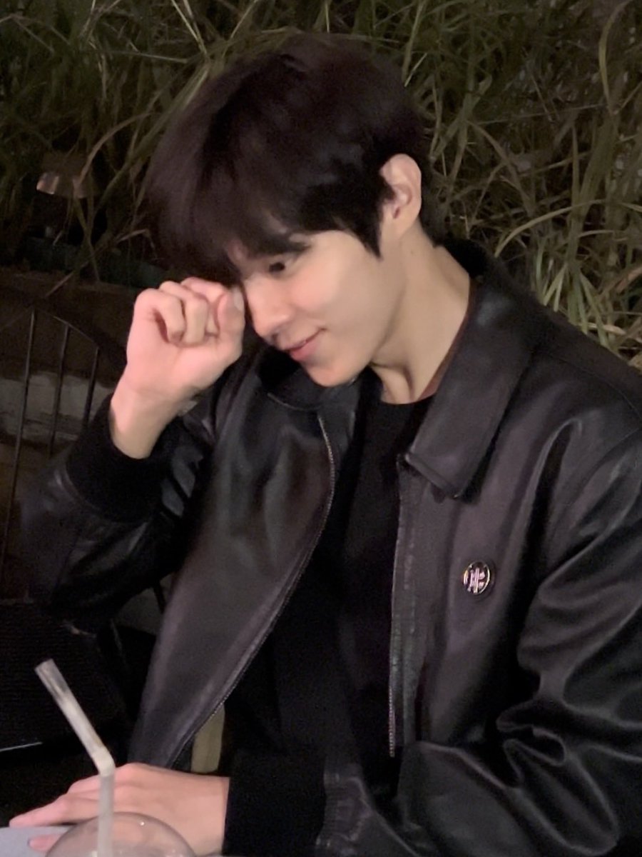 imamiseteageru's tweet photo. 멀리서봐도 애굣살1키로넘는건알겟음ㅋㅋㅋ https://t.co/XnC2UsdtqO