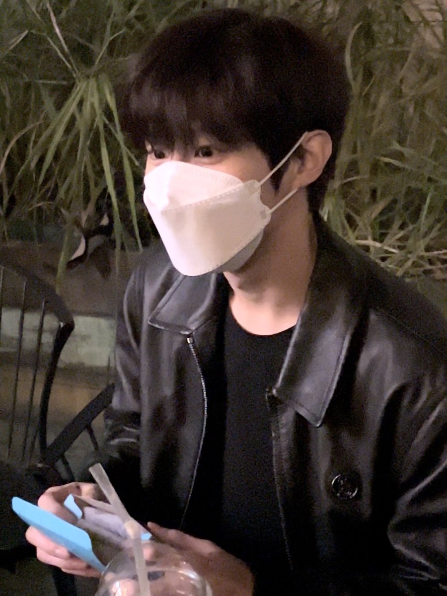 imamiseteageru's tweet photo. 멀리서봐도 애굣살1키로넘는건알겟음ㅋㅋㅋ https://t.co/XnC2UsdtqO