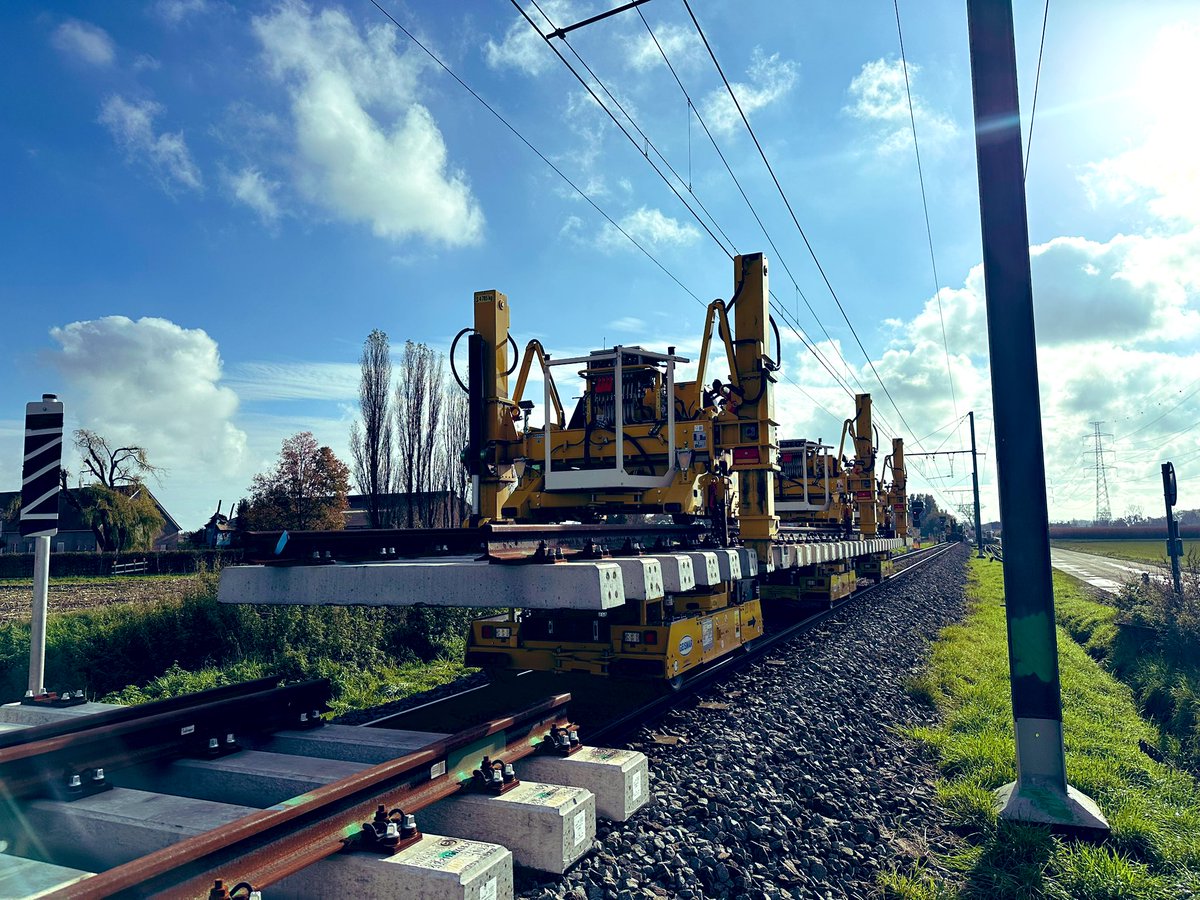 🎥 op persbezoek in Mechelen waar <a href="/Infrabel_NL/">Infrabel_NL</a> de spoorinfrastructuur en een overweg in Leest vernieuwt 🛠️

👍 voor onze teams en die vd aannemers 🤝 … en dank aan <a href="/NMBS/">NMBS</a> dat zorgt voor aangepaste treindienst 🚊 en vervangbussen 🚌 

#Infrabel #NMBS #mobiliteit #Mechelen