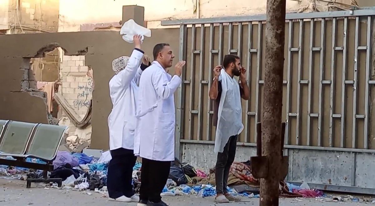 alwarat's tweet photo. لا تزال غ.زة تلقننا الدرس تلو الآخر! 
النضال والكفاح ضد المحتل ليس فقط برفع السلاح، هناك في شمال القطاع الذي كان تركيز الصهاينة على تدميره وتهجيره منذ بداية الحرب، هناك كان الدكتور "حسام أبو صفية" صامدا في وجه كل تهديدات الجيش، ظل لأكثر من عام يدير مستشفى كمال عدوان في جباليا .. https://t.co/Oyg00XbdDw